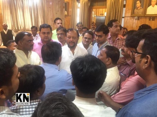 सबका साथ सबका विकास का नारा दे छीन ली पत्रकारों से खाने की प्लेट, मचा यूपी विधानसभा में हंगामा सबका साथ सबका विकास का नारा दे छीन ली पत्रकारों से खाने की प्लेट, मचा यूपी विधानसभा में हंगामा