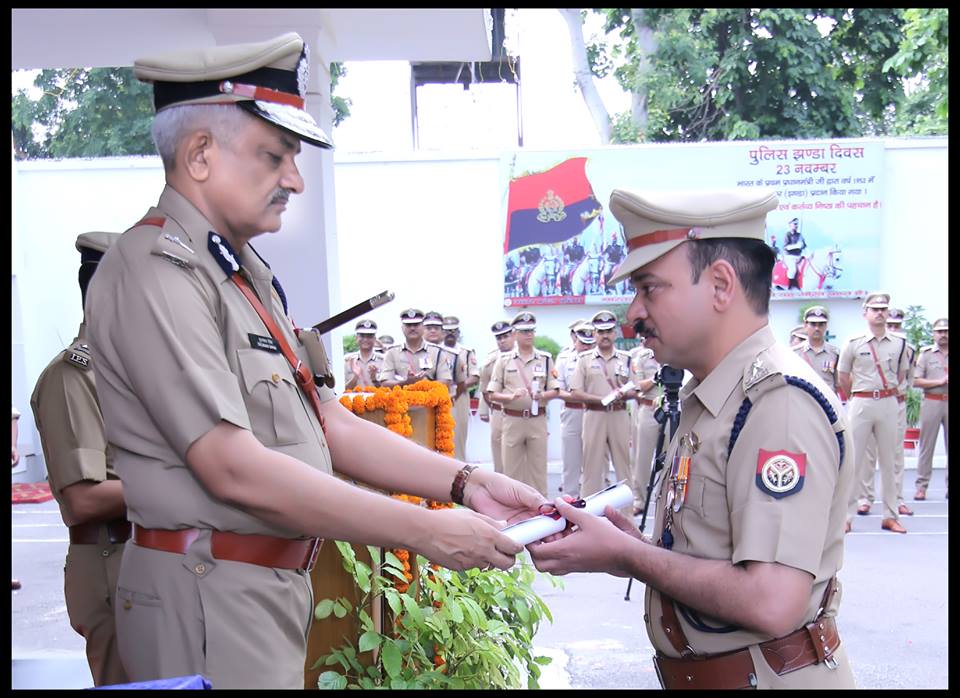 एएसपी एसटीएफ राजीव नरायन मिश्र को मिला डीजीपी का प्रसंशा पत्र एएसपी एसटीएफ राजीव नरायन मिश्र को मिला डीजीपी का प्रसंशा पत्र