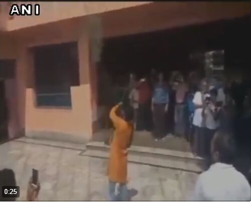 मंदिर के बाहर महंत के शिष्यों ने बंदूक उठाई और करने लगे दनादन फायरिंग, देखें वीडियो