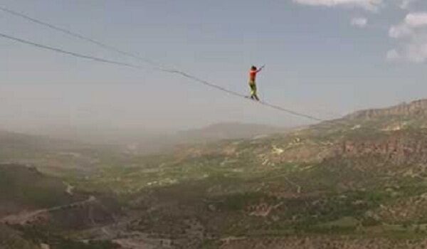 दिल थामकर देखें यह Video, जब 800 फीट की ऊंचाई पर रस्सी पे चला शख्स