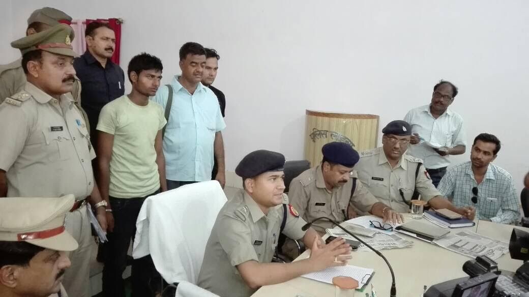 एटा पुलिस ने एसिड अटैक का आरोपी मय तेजाब की बोतल व घटना में प्रयुक्त मोबाइल के साथ किया गिरफ्तार