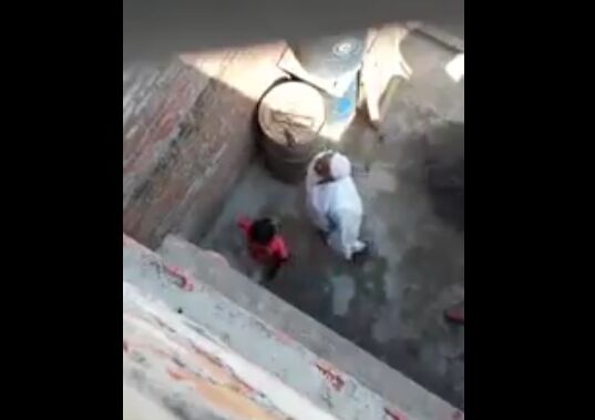 इस वीडियो को इतना शेयर करो इस नीच मौलाना को मिले इसकी हरकत का जबाब, इस कमबख्त की घिनौनी हरकत