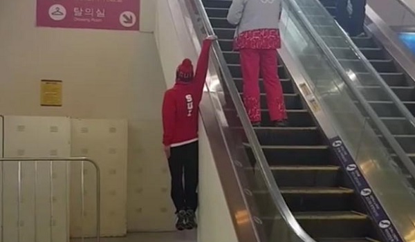 एस्किलेटर पर इस शख्स ने किया खतरनाक स्टंट, वीडियो देखकर दंग रह जाएंगे आप