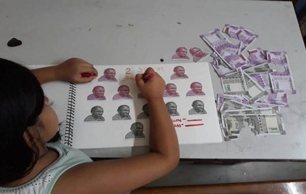 इस बच्ची ने बनाया गांधी जयंती पर प्रोजेक्ट, मम्मी ने देखा तो उड़े होश