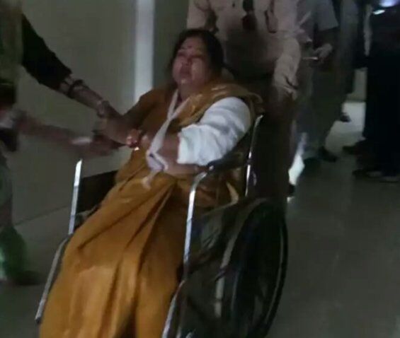 छत्तीसगढ़: जांजगीर से बीजेपी सांसद कमला पाटले हादसे में घायल छत्तीसगढ़: जांजगीर से बीजेपी सांसद कमला पाटले हादसे में घायल