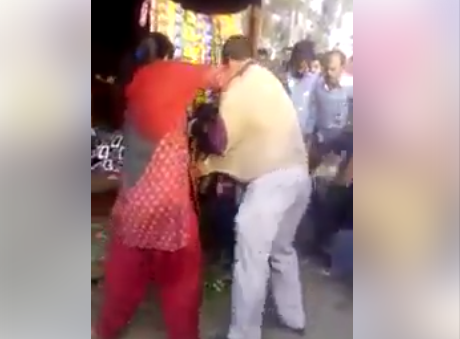 इस शर्मनाक वीडियो शेयर करें, ताकि मिले इस दरिन्दे को सजा इस शर्मनाक वीडियो शेयर करें, ताकि मिले इस दरिन्दे को सजा