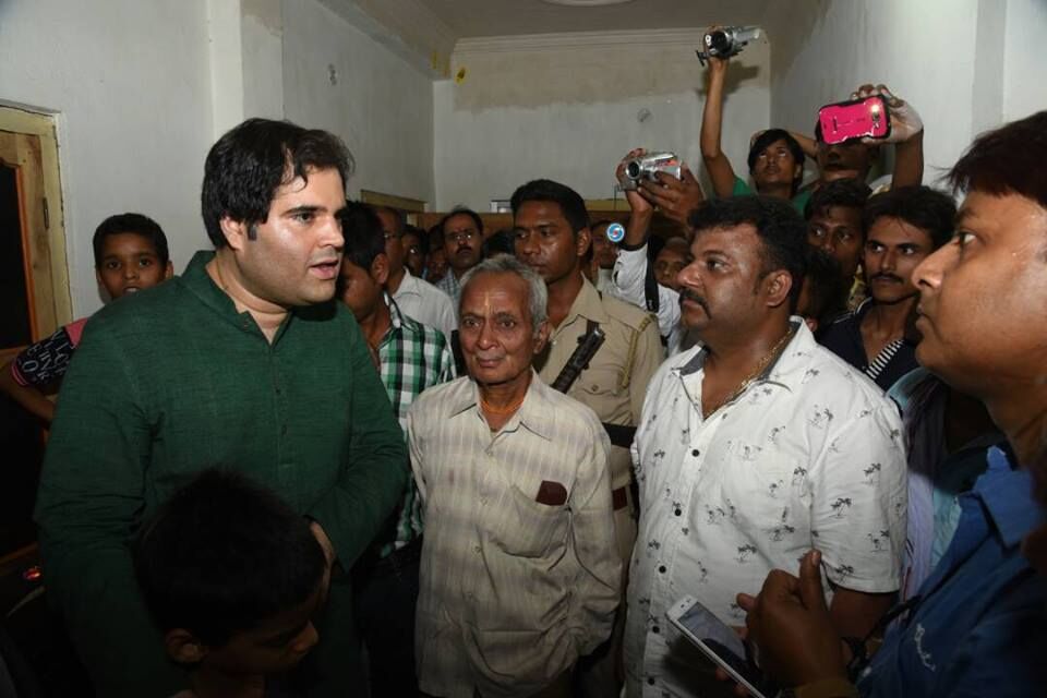 दिवंगत पत्रकार के बेटे के सर पर हाथ रख हुए वरुण भावुक!