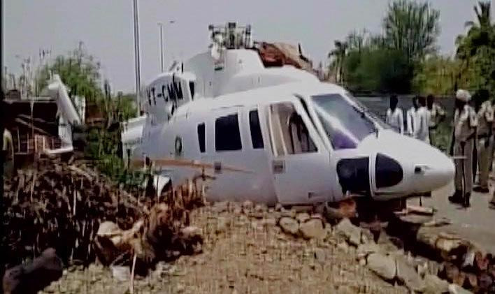 मुख्यमंत्री देवेंद्र फड़नवीस का हेलीकॉप्टर दुर्घटनाग्रस्त, बाल-बाल बचे फड़नवीस