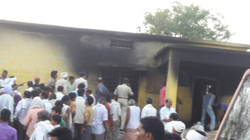 MP : छिंदवाड़ा में भीषण हादसा, कैरोसिन बांटने के दौरान आग से जलकर 15 की मौत MP : छिंदवाड़ा में भीषण हादसा, कैरोसिन बांटने के दौरान आग से जलकर 15 की मौत