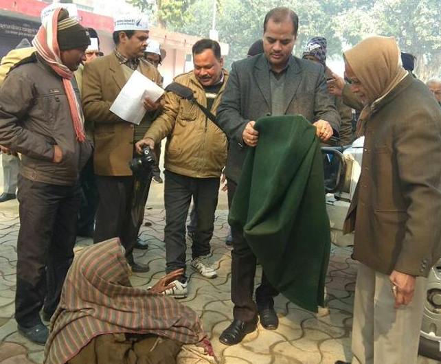 यूपी में चोरों ने नहीं बख्सा इस बूढी माँ को, फिर आये फरिस्ता बनकर एसडीएम रामजी मिश्रा यूपी में चोरों ने नहीं बख्सा इस बूढी माँ को, फिर आये फरिस्ता बनकर एसडीएम रामजी मिश्रा