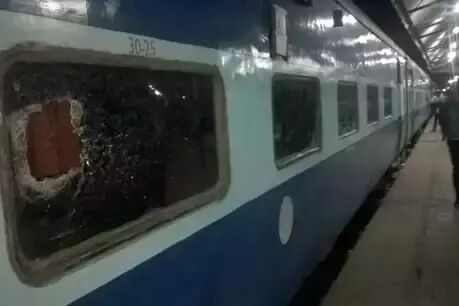 यूपी में पुलिस भर्ती परीक्षा के दौरान उमड़ी भीड़, इलाहाबाद में ट्रेन और बसों में की तोड़फोड़ यूपी में पुलिस भर्ती परीक्षा के दौरान उमड़ी भीड़, इलाहाबाद में ट्रेन और बसों में की तोड़फोड़