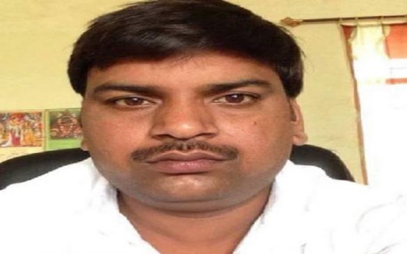 यूपी में संदिग्धावस्था में मिला समाजवादी पार्टी नेता का गाड़ी में शव यूपी में संदिग्धावस्था में मिला समाजवादी पार्टी नेता का गाड़ी में शव