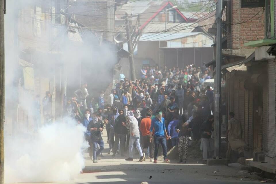 शुक्रवार की नमाज के बाद मैंन बाजार सोपोर में पुलिस और दंगाइयों में भिंडत