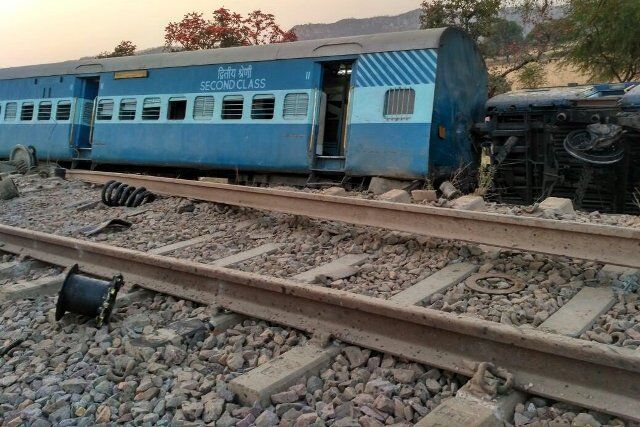 महोबा में महाकौशल एक्सप्रेस के 8 डिब्बे पटरी से उतरे, कई घायल महोबा में महाकौशल एक्सप्रेस के 8 डिब्बे पटरी से उतरे, कई घायल