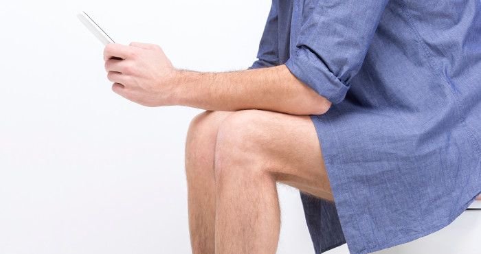 क्या? आप भी टॉयलेट में स्मार्टफोन लेकर जाते हैं...तो हो जाइये सावधान, हो सकता है ये नुकसान