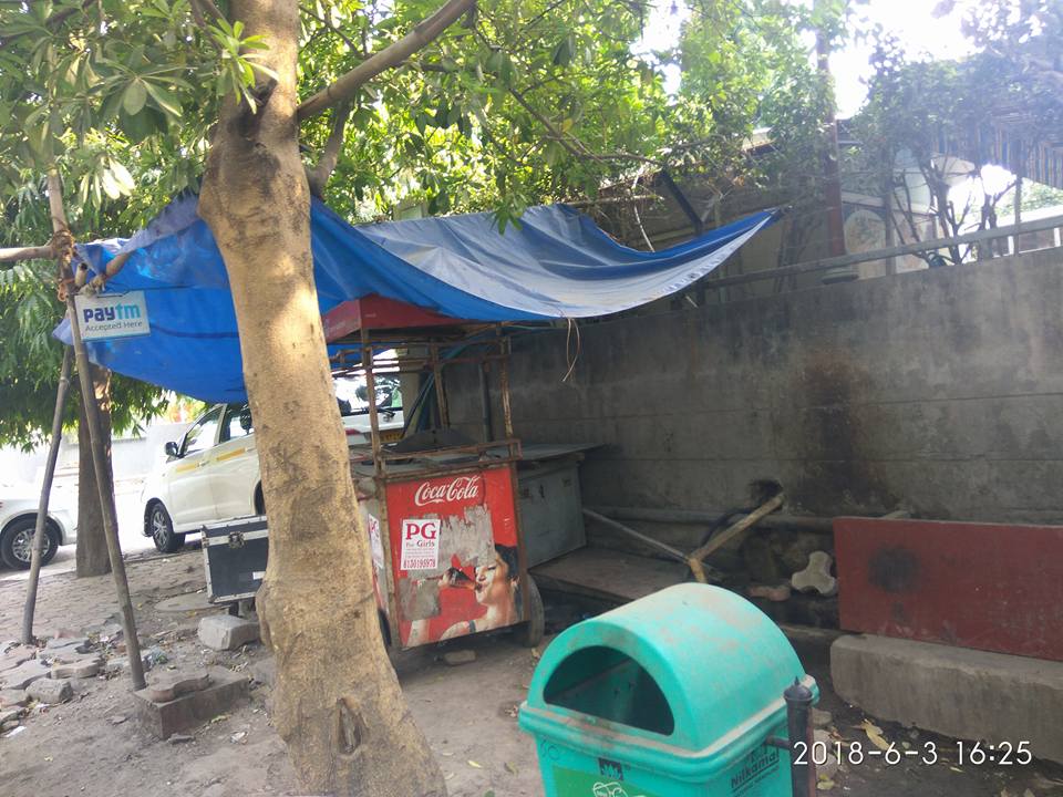 फ़िल्म सिटी में कर्फ्यू: मोदी जी न्यूज़ चैनल के बाहर पकौड़ा बेचने वाला बेरोजगार हो गया, आप खामोश क्यों?