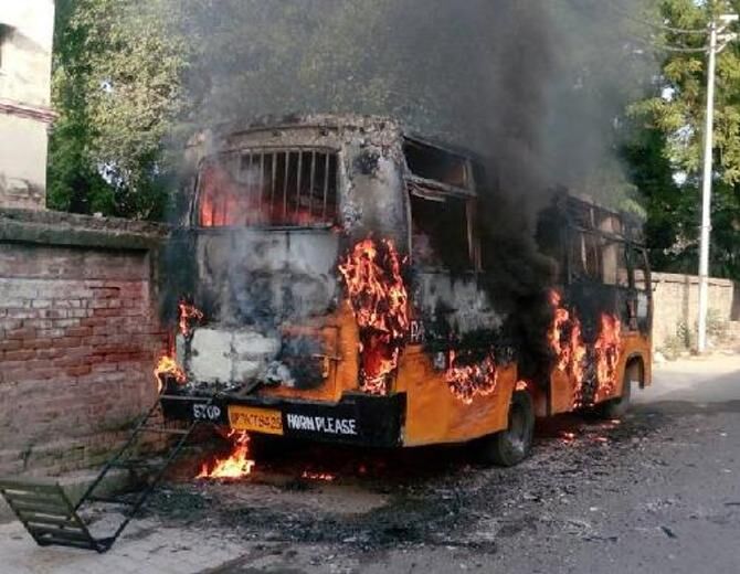 इलाहबाद में बबाल, एसपी क्राइम की गाड़ी तोड़ी कई वाहनों को लगाईं आग इलाहबाद में बबाल, एसपी क्राइम की गाड़ी तोड़ी कई वाहनों को लगाईं आग