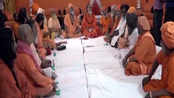 अखाड़ा परिषद ने फर्जी बाबाओं की तीसरी लिस्ट की जारी, प्रमोद कृष्णम व चक्रपाणि महाराज का नाम शामिल