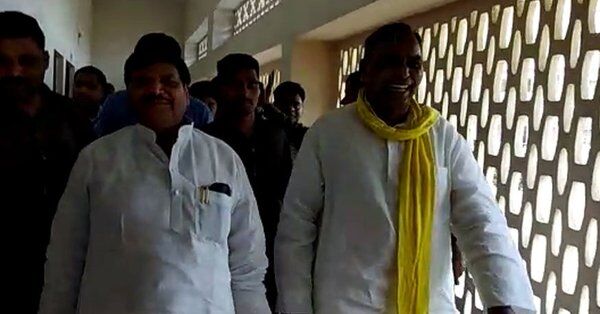 मोदी के क्षेत्र में योगी के मंत्री ने की सपा नेता शिवपाल से मुलाकात, यूपी में राजनैतिक सरगर्मी तेज मोदी के क्षेत्र में योगी के मंत्री ने की सपा नेता शिवपाल से मुलाकात, यूपी में राजनैतिक सरगर्मी तेज