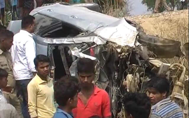 सुल्तानपुर में ट्रक और कार भिड़े, टक्कर के चपेट में आये स्थानीय लोग चार की मौत, हाइवे किया जाम