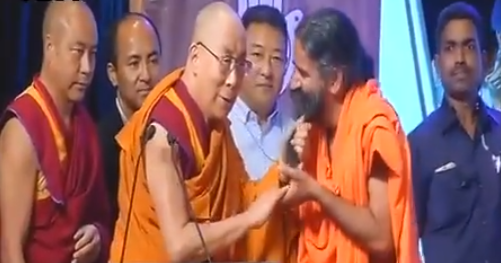 ...जब दलाई लामा ने खुले मंच पर खींची स्वामी रामदेव की दाढ़ी, देखिए- VIDEO