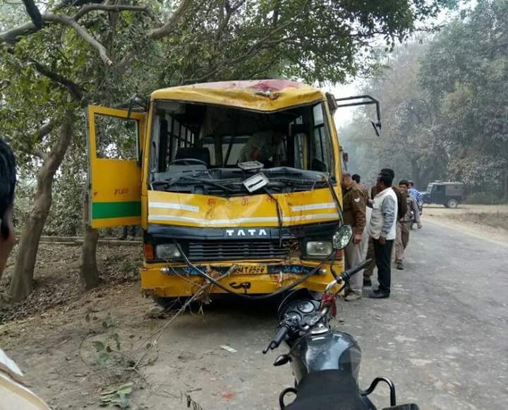 अनियंत्रित बस पेड़ से टकराई , महिला होमगार्ड की मौत कई घायल। अनियंत्रित बस पेड़ से टकराई , महिला होमगार्ड की मौत कई घायल।