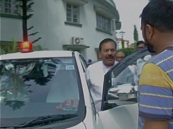 ममता बनर्जी के मंत्री की गाड़ी पर अब भी लगी है लाल बत्ती, कहा- हमारी सरकार ने नहीं लगाया प्रतिबंध