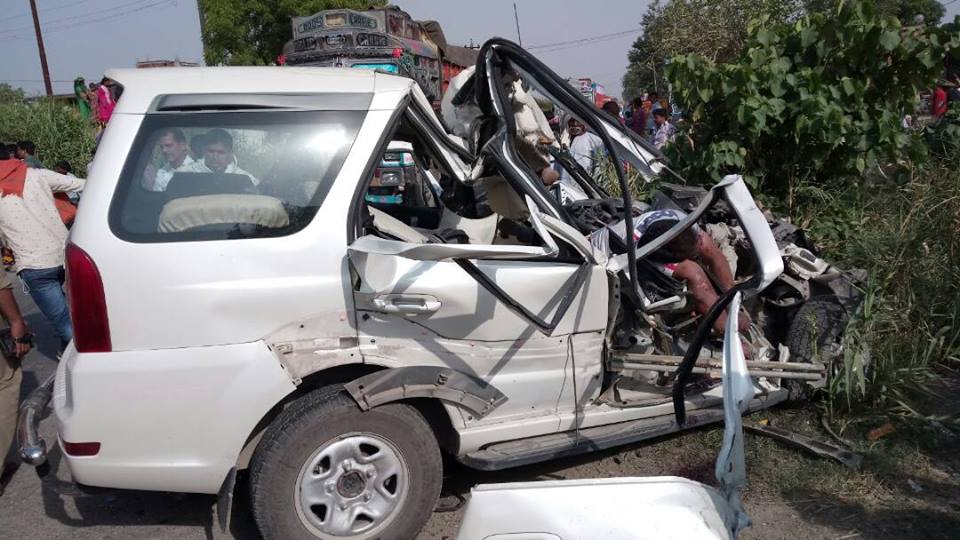 यूपी में रोडवेज बस और सफारी में भिड़ंत, सफारी में सवार 4 लोगों में 3 की मौत यूपी में रोडवेज बस और सफारी में भिड़ंत, सफारी में सवार 4 लोगों में 3 की मौत