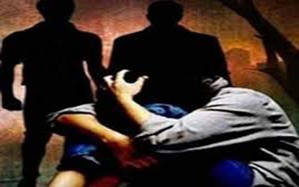 हरियाणा और यूपी के सीमा पर हुआ गेंगरेप, चलती गाडी से महिला को ग्रेटर नॉएडा में फेंका हरियाणा और यूपी के सीमा पर हुआ गेंगरेप, चलती गाडी से महिला को ग्रेटर नॉएडा में फेंका