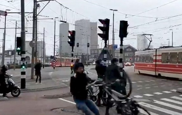 ऐसा आया तूफान की हवा में साइकिल समेत ही उड़ गया शख्स, देखें VIDEO