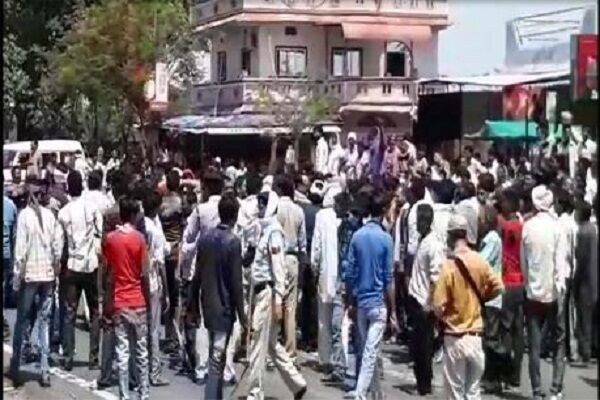 मध्यप्रदेश:  किसान आंदोलन ने लिया हिंसक रुख, ASI की आंख फोड़ी, जवाब में पुलिस ने छोड़ी आंसू गैस