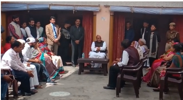 दिवंगत विधायक लोकेंद्र चौहान के पैतृक आवास पहुचे गृहमंत्री राजनाथ सिंह दिवंगत विधायक लोकेंद्र चौहान के पैतृक आवास पहुचे गृहमंत्री राजनाथ सिंह
