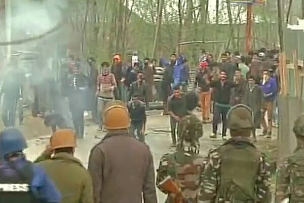 जम्मू-कश्मीर के बडगाम में सुरक्षाबलों और प्रदर्शनकारियों के बीच झड़प, 2 की मौत 17 घायल