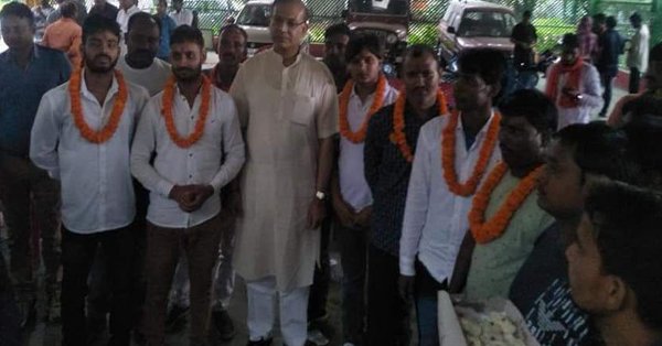 कलीमुद्दीन तुम्हारे हत्यारों को कोर्ट ने दी फांसी, लेकिन केंद्रीय मंत्री ने माला पहनाकर किया आरोपियों का स्वागत कलीमुद्दीन तुम्हारे हत्यारों को कोर्ट ने दी फांसी, लेकिन केंद्रीय मंत्री ने माला पहनाकर किया आरोपियों का स्वागत