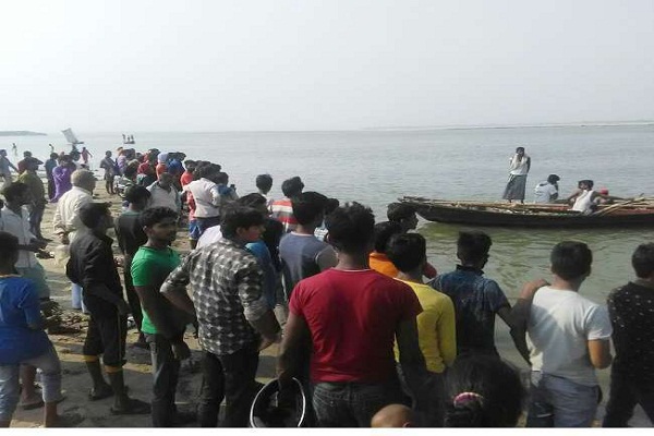 गंगा नदी में डूबने से 13 लोगों की मौत, कई लोगों की तलाश जारी