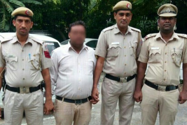विदेशी छात्रा को देखकर अधेड़ ने की अश्लील हरकत, शिकायत के बाद हुई गिरफ्तार विदेशी छात्रा को देखकर अधेड़ ने की अश्लील हरकत, शिकायत के बाद हुई गिरफ्तार