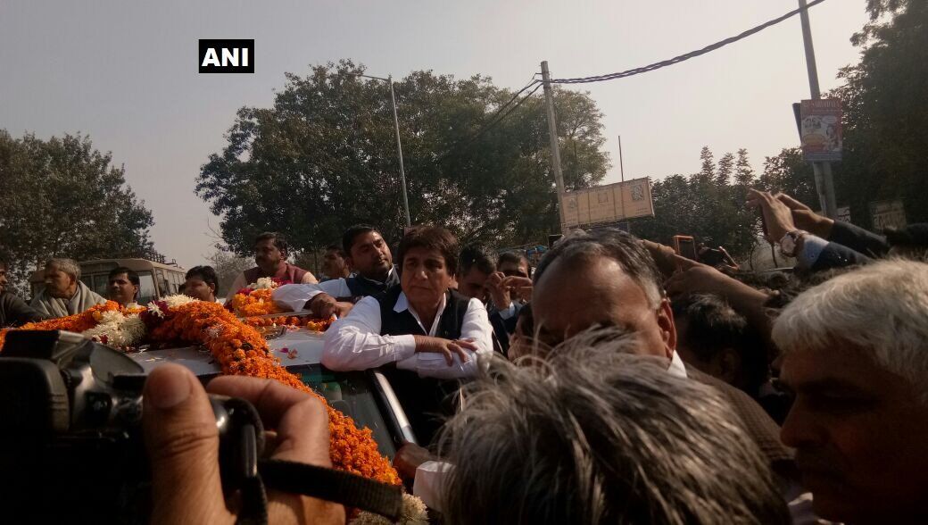 गाजियाबाद: पुलिस और कांग्रेसियों में झड़प, हिरासत में लिए गए राज बब्बर