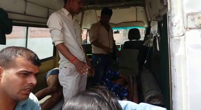 बड़ा हादसा: टूंडला से कानपूर जा रही पेसेंजर से आठ यात्री गिरे, तीन की मौत 5 घायल बड़ा हादसा: टूंडला से कानपूर जा रही पेसेंजर से आठ यात्री गिरे, तीन की मौत 5 घायल