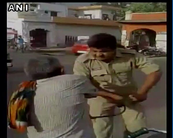 योगी जी पुलिस को सिखाते रहे मानवता का पाठ, उधर देखिये पुलिस की हैवानियत वीडियो में कैसे पीटा बुजुर्ग को! योगी जी पुलिस को सिखाते रहे मानवता का पाठ, उधर देखिये पुलिस की हैवानियत वीडियो में कैसे पीटा बुजुर्ग को!