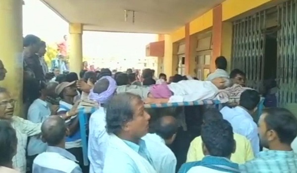 एक किसान की टूटी टांग तो चारपाई पर लादकर बैंक ले गए लोग, जानें मामला एक किसान की टूटी टांग तो चारपाई पर लादकर बैंक ले गए लोग, जानें मामला