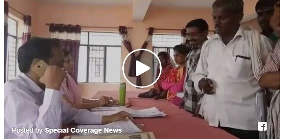 तहसील दिवस में SDM की आंखों में धूल झौक रहे लेखपाल को जमकर पड़ी फटकार,हुआ निलंबन का आदेश तहसील दिवस में SDM की आंखों में धूल झौक रहे लेखपाल को जमकर पड़ी फटकार,हुआ निलंबन का आदेश