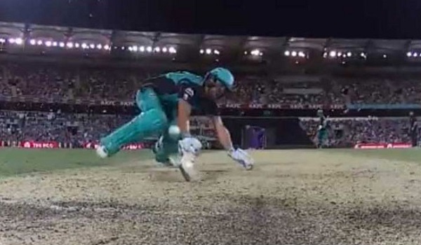 VIDEO: ये बल्लेबाज अजीबोगरीब तरह से हुआ आउट, जिसने भी देखा वो रह गया दंग