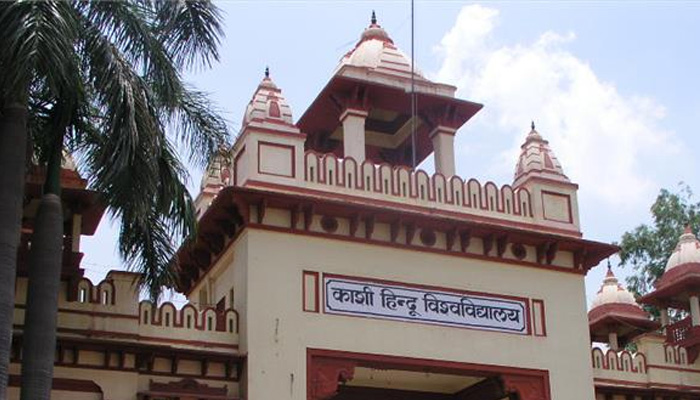 जानिए BHU छात्रा ने क्यों लगाई सुरक्षाकर्मियों की क्लास, देखें वीडियो