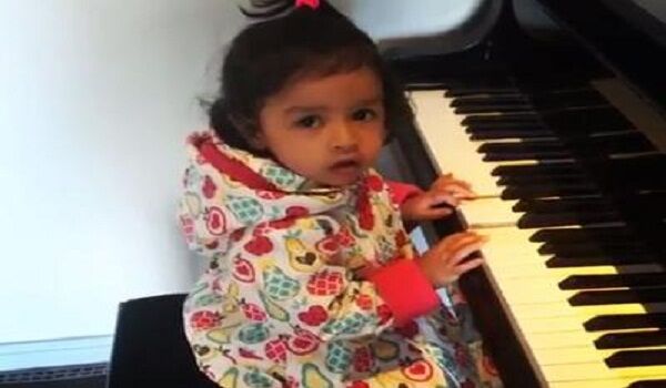 महेंद्र सिंह धोनी की बेटी जीवा की पियानो बजाते VIDEO हुआ वायरल