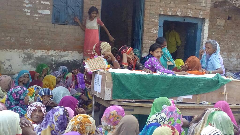 शहीद सैनिक के शव को जिले के आलाअधिकारीयों का इंतजार, साहब एसा क्यों? शहीद सैनिक के शव को जिले के आलाअधिकारीयों का इंतजार, साहब एसा क्यों?