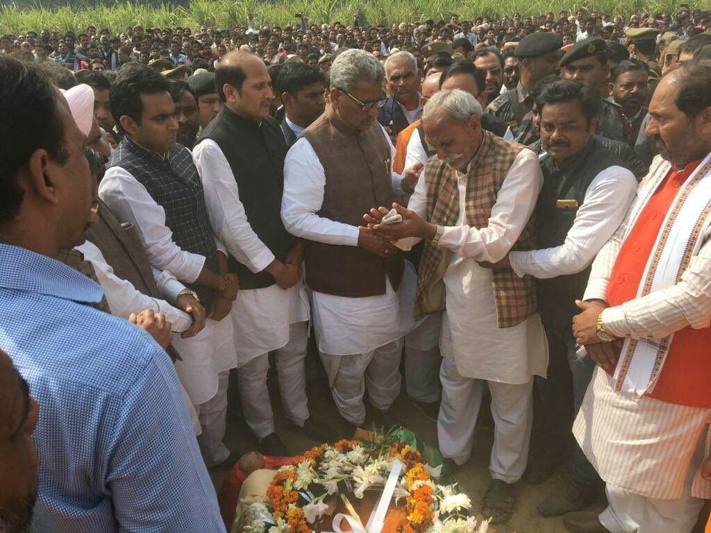 बिजनौर से विधायक की अंत्येष्ठि में उनके पैतृक गांव पहुंचे बीजेपी के  नेता