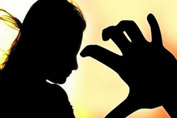 देश फिर हुआ शर्मसार, कठुआ गैंगरेप के बाद सूरत में 11 साल की बच्ची से रेप के बाद हत्या देश फिर हुआ शर्मसार, कठुआ गैंगरेप के बाद सूरत में 11 साल की बच्ची से रेप के बाद हत्या