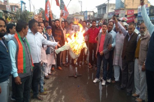 फारूख़ अब्दुल्ला के विवादित बयान देने पर भाजयुमो ने फूंका पुतला,