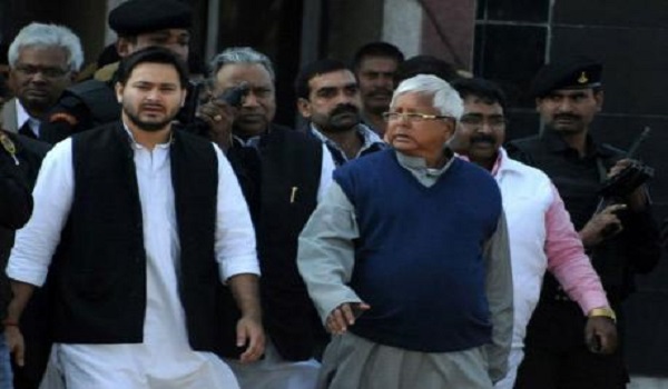 जदयू की अहम बैठक जारी, राजद खेमा में भी बढी हलचल, तेजस्वी से मिलने पहुंचे कई नेता जदयू की अहम बैठक जारी, राजद खेमा में भी बढी हलचल, तेजस्वी से मिलने पहुंचे कई नेता