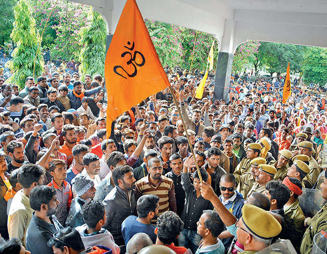 राजस्थान में हनुमानजी की मूर्ति हटाने पर तनाव, कार और दुकान फूंकी राजस्थान में हनुमानजी की मूर्ति हटाने पर तनाव, कार और दुकान फूंकी